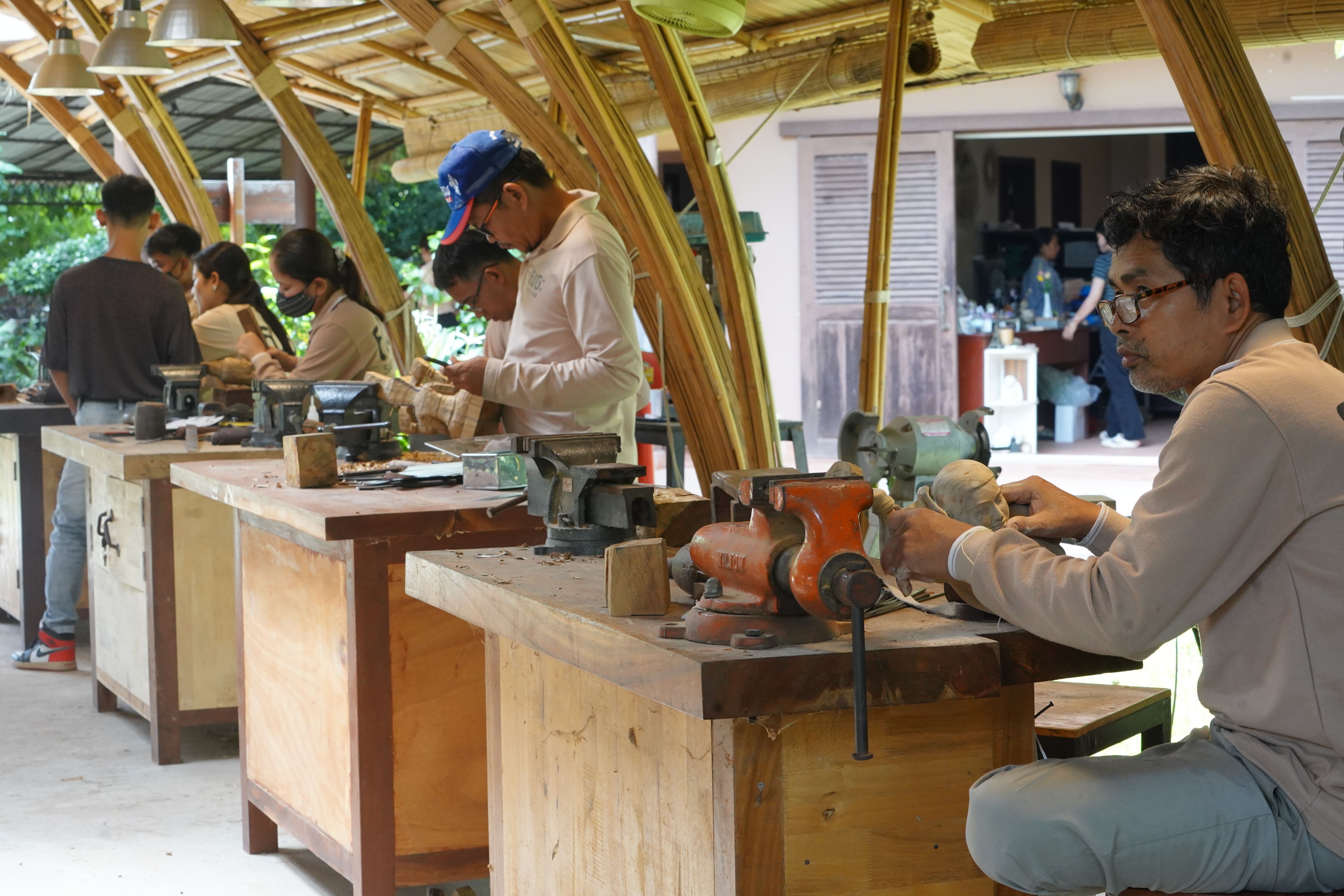 Siem Reap: City Walking Tour and Art Gallery Visit